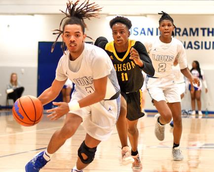 Red Bank's Kamarion Johnson gets past Hixson defenders for a drive to the basket.