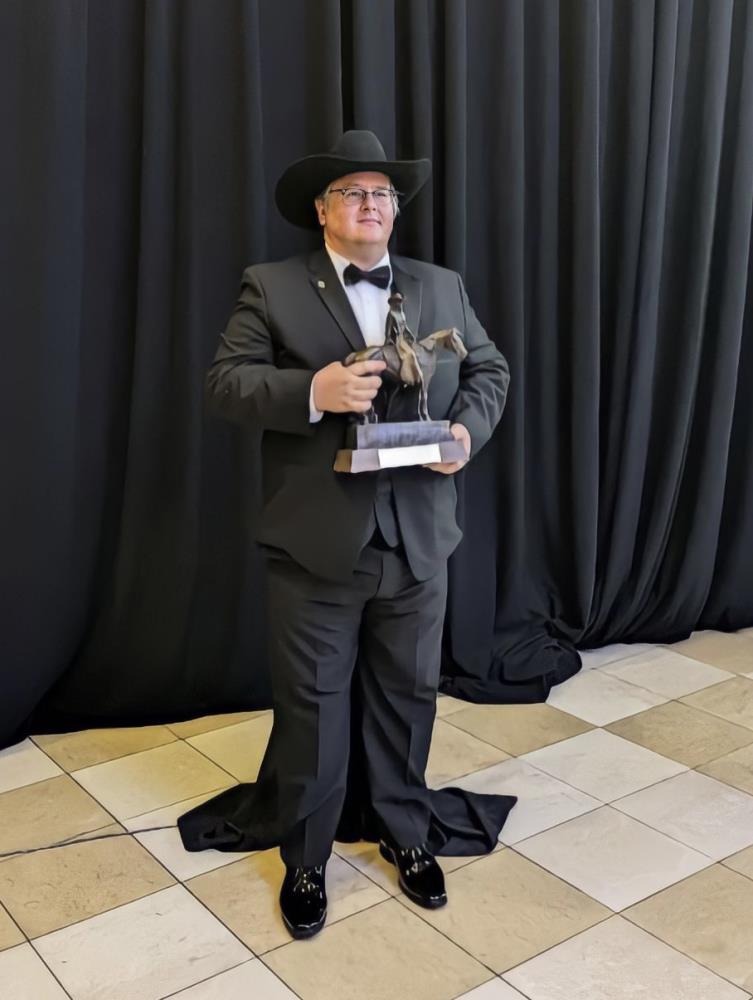 chattanooga-author-matthew-kerns-accepts-literary-prize-chattanoogan-com