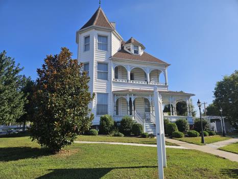 Victorian bed and breakfast in Fairfield, Ill.