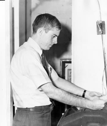 Earl Freudenberg reading AP story the day Elvis died